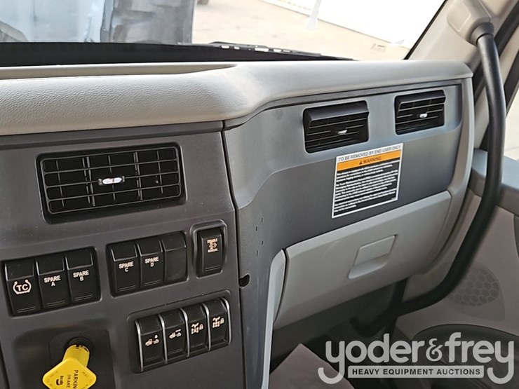 2020-peterbilt-567-image-33