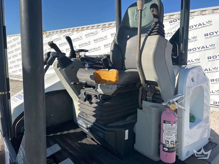 2011-bobcat-e50m-mini-excavator-image-12