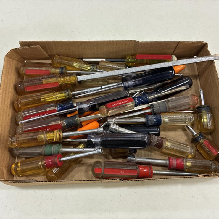 #115305 • BOX OF NUT DRIVERS & SCREW DRIVERS