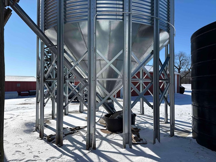 2023-sukup-v-bottom-hopper-image-8