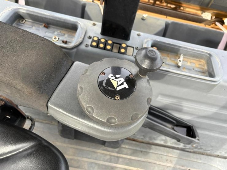 2016-caterpillar-cb64b-image-28