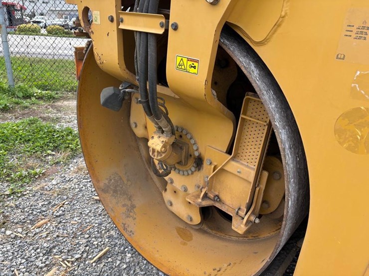 2016-caterpillar-cb64b-image-16