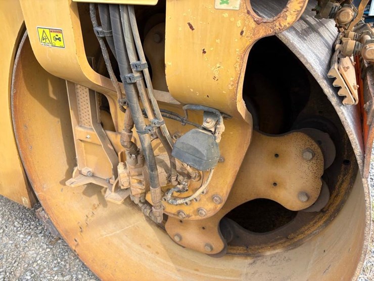 2016-caterpillar-cb64b-image-19