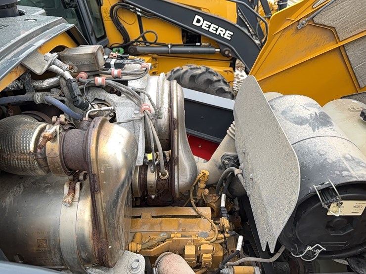 2022-john-deere-310-image-21