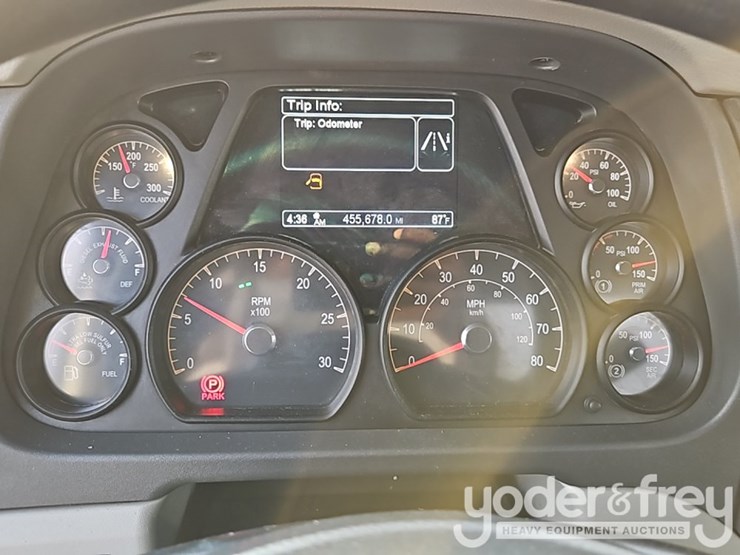 2020-peterbilt-567-image-40