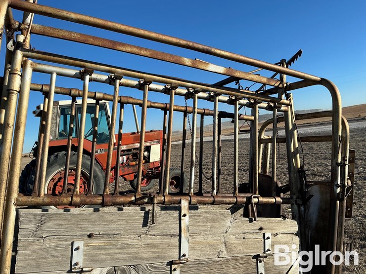 portable-squeeze-chute-image-15