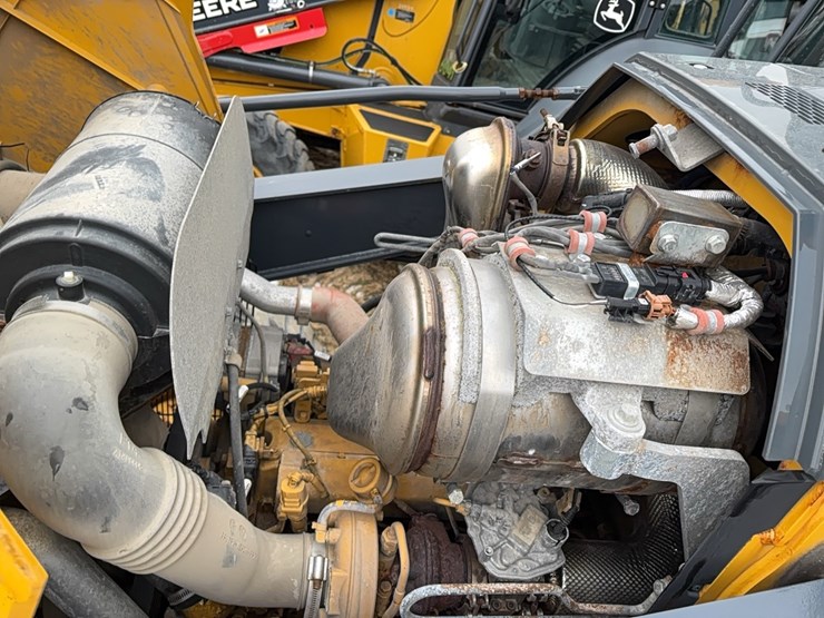 2022-john-deere-310-image-23