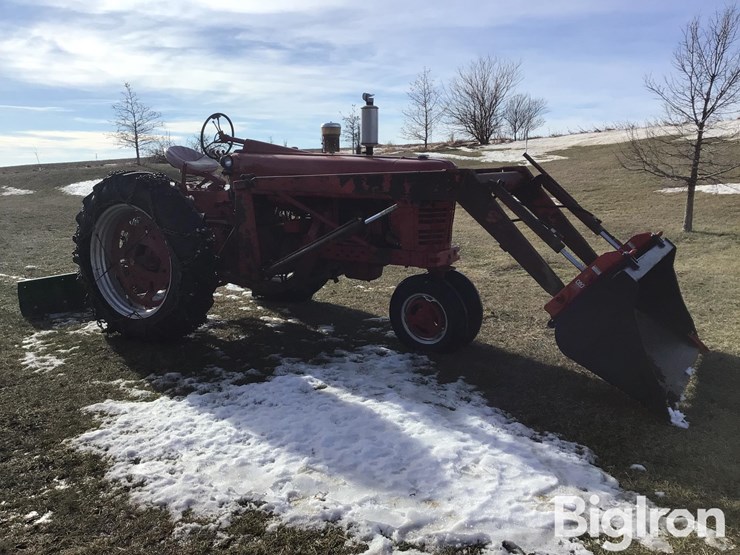 1955-farmall-400-2wd-tractor-w/loader-&-frontier-blade-image-3