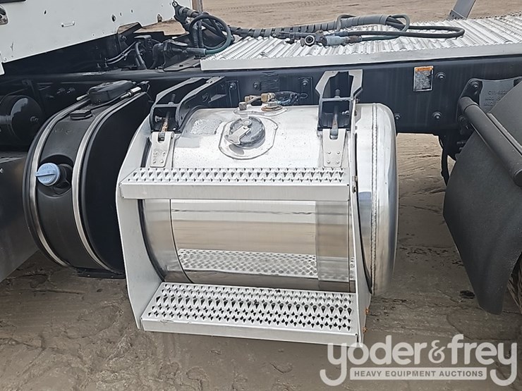 2020-peterbilt-567-image-15