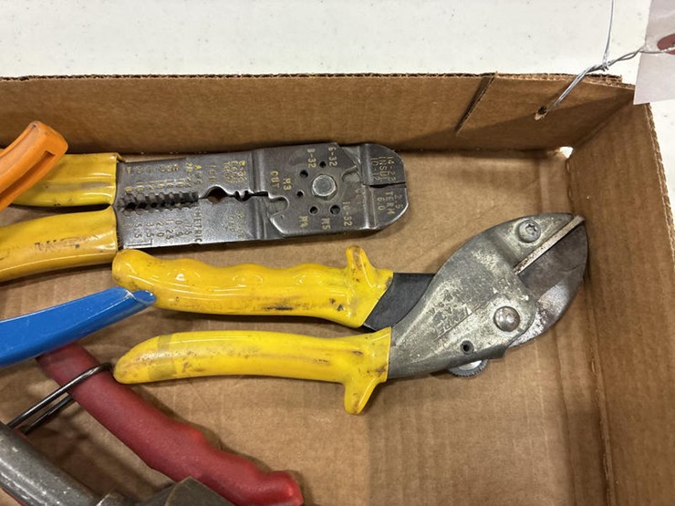 #115328-•-box-of-cutters-image-2