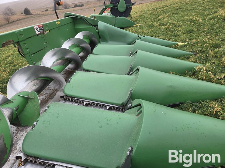 2022-john-deere-c8r-image-18