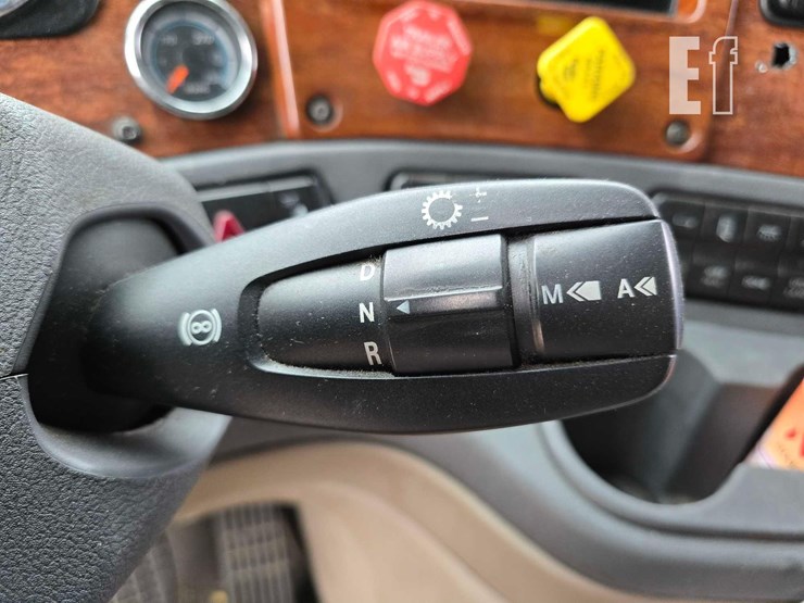 2016-freightliner-cascadia-125-image-15