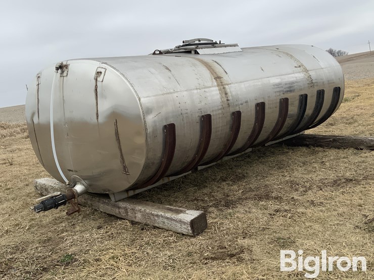 3300-gallon-horizontal-stainless-steel-fertilizer-tank-image-1