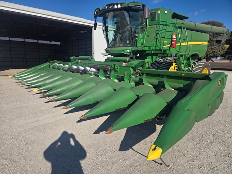 2021-john-deere-c12f-image-1