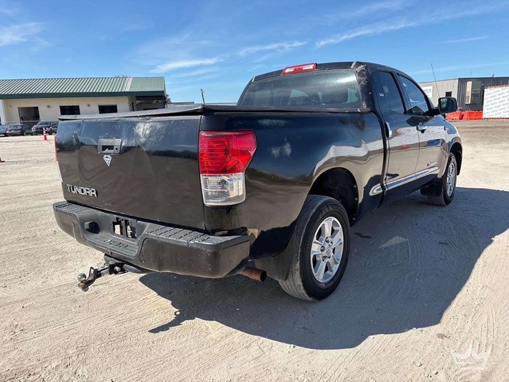 2012-toyota-tundra-sr5-image-3