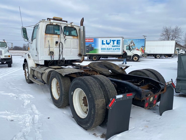 2005-sterling-at-9000-semi-tractor-image-4