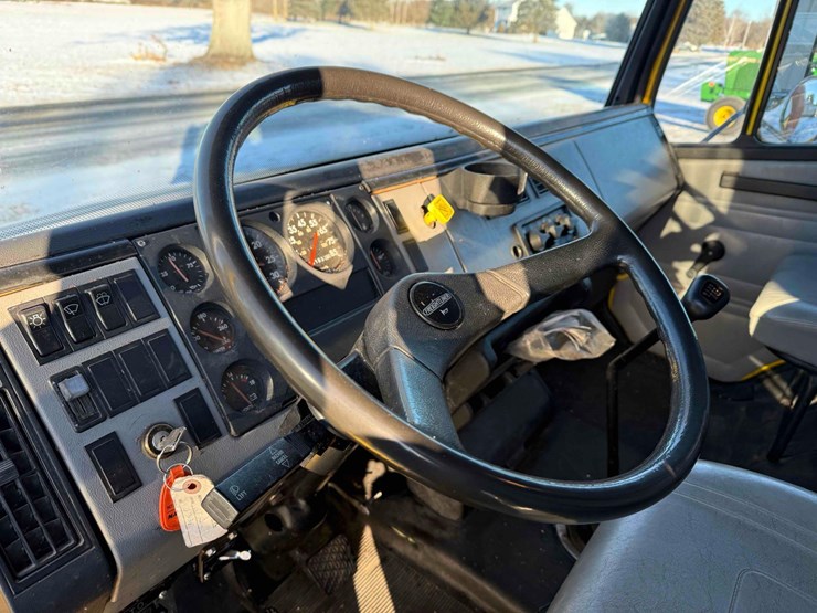 1984-freightliner-fl70-image-42