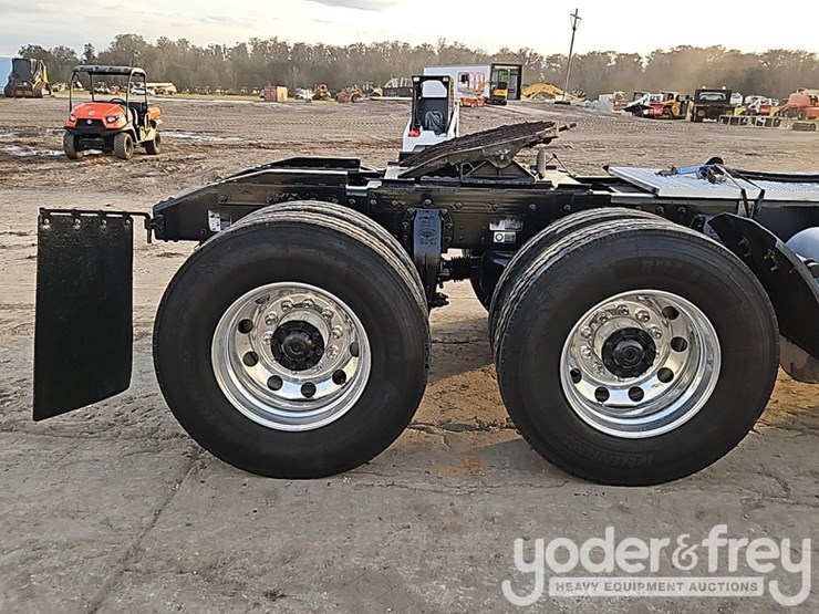 2020-peterbilt-567-image-8