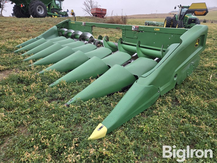 2022-john-deere-c8r-image-1