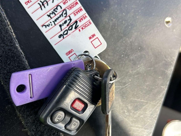 2006-ford-cargo-image-23