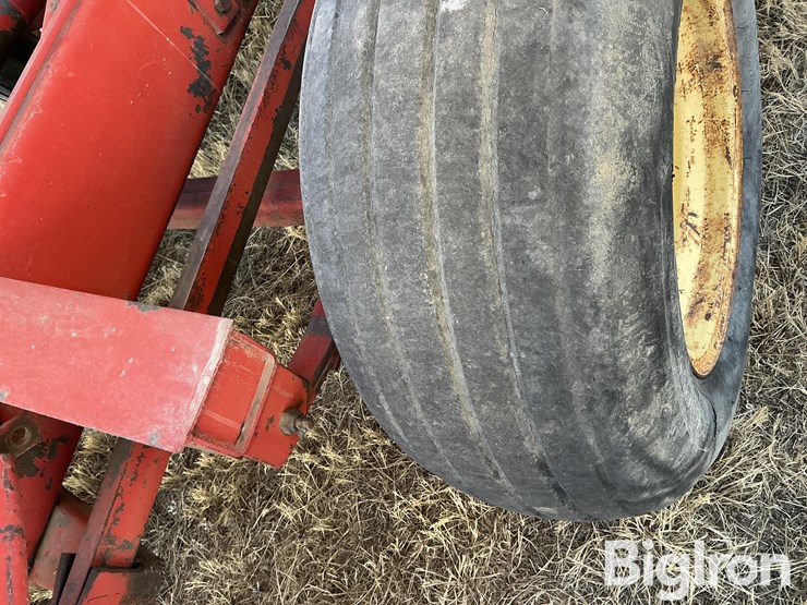 new-holland-1037-image-18