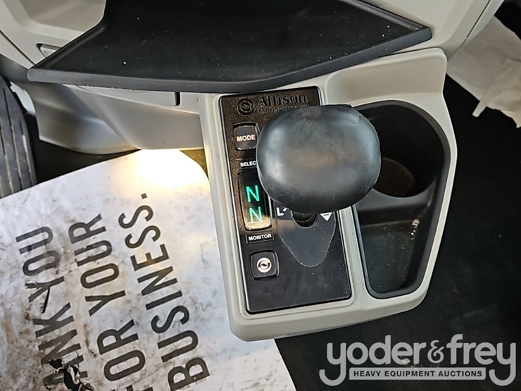 2020-peterbilt-567-image-35