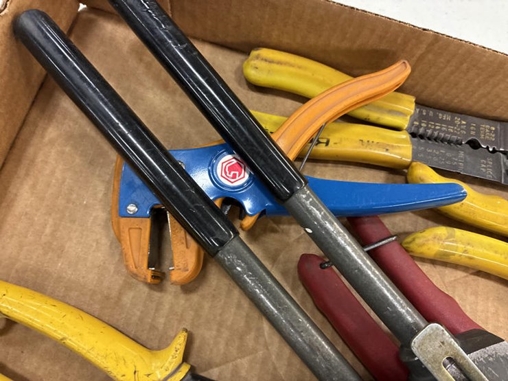 #115328-•-box-of-cutters-image-3