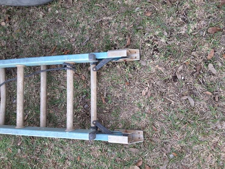 #328-•-lot-of-2-werner-extension-ladders-image-4