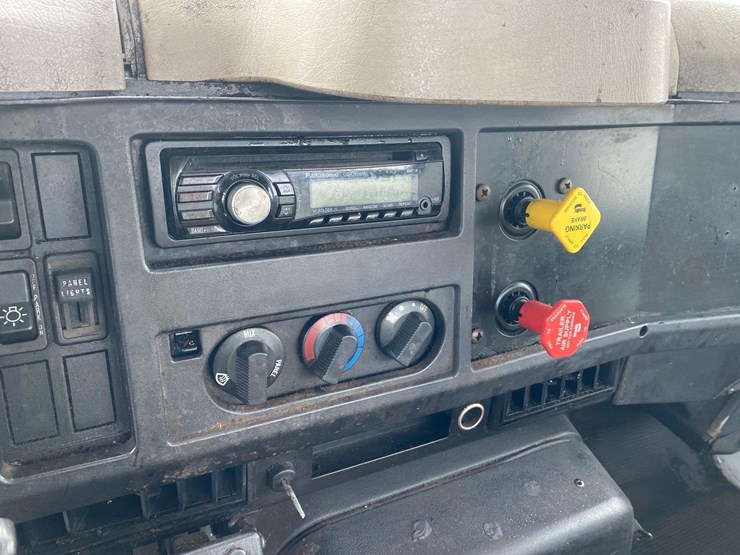 2001-case-ih-4900-image-34