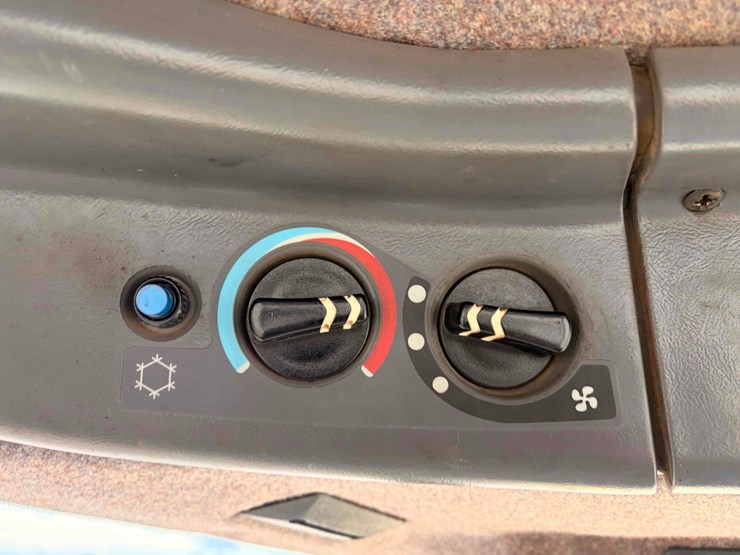 2005-challenger-55-track-tractor-image-13