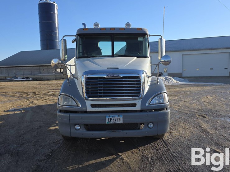 2009-freightliner-columbia-120-image-2