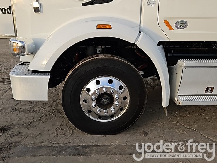 2020-peterbilt-567-image-12