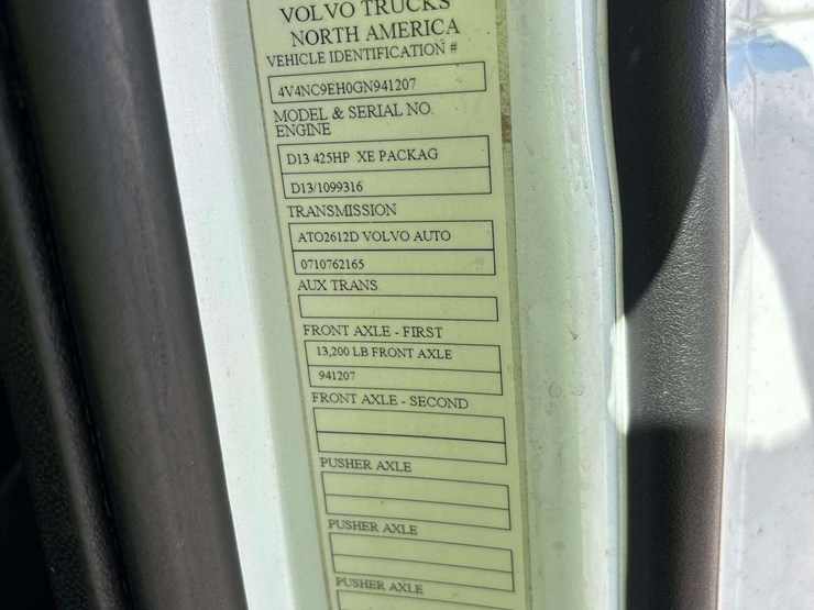 2016-volvo-vnl-t/a-sleeper-cab-truck-tractor-image-7