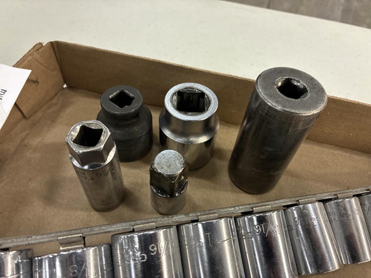 #115302-•-box-of-misc-craftsman-sockets-image-6