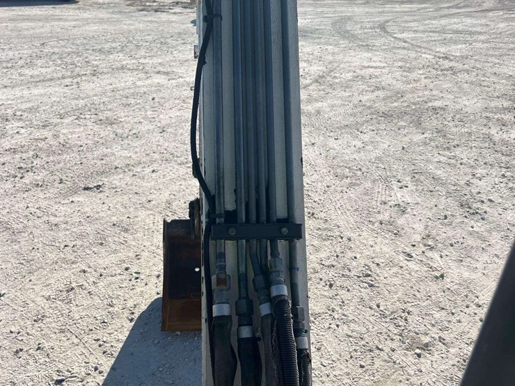 2011-bobcat-e50m-mini-excavator-image-24