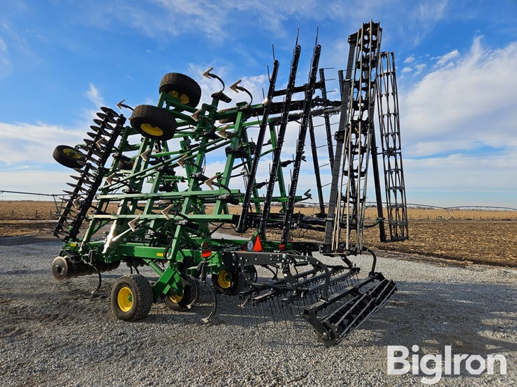 2022-john-deere-2330-image-7