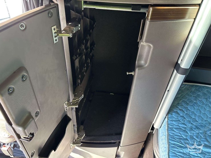 2016-volvo-vnl-t/a-sleeper-cab-truck-tractor-image-32