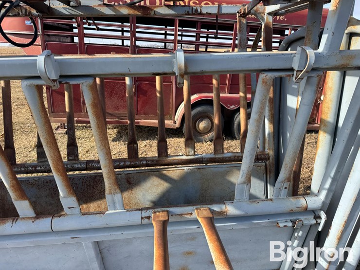 bowman-hydraulic-squeeze-chute-image-14