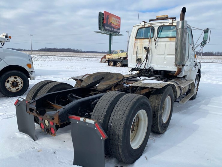 2005-sterling-at-9000-semi-tractor-image-5