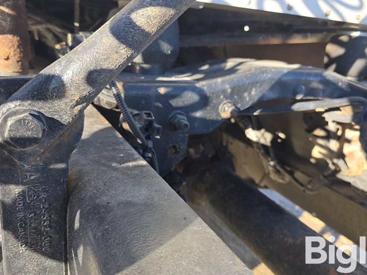 2009-freightliner-columbia-120-image-17