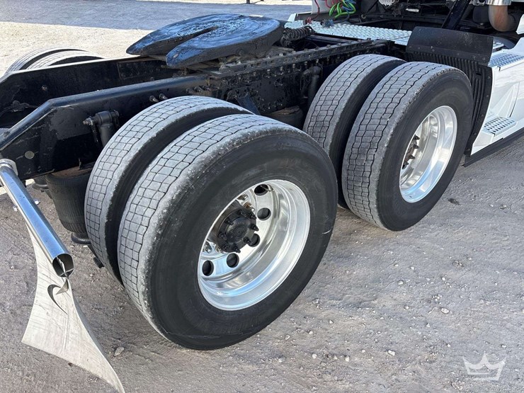 2016-volvo-vnl-t/a-sleeper-cab-truck-tractor-image-49