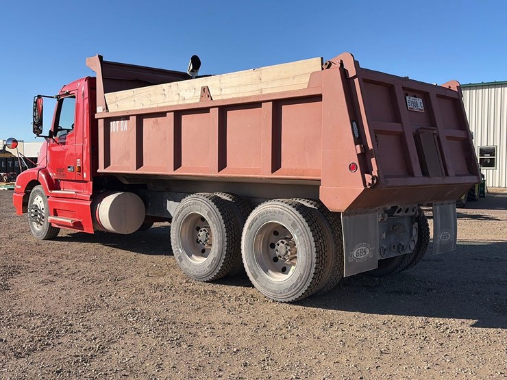 1999-volvo-vnl42t-dump-truck-image-3
