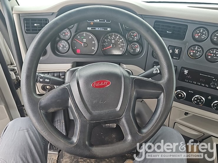 2020-peterbilt-567-image-27