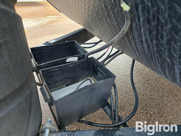 2018-forest-river-wildwood-28rlss-travel-trailer-image-10