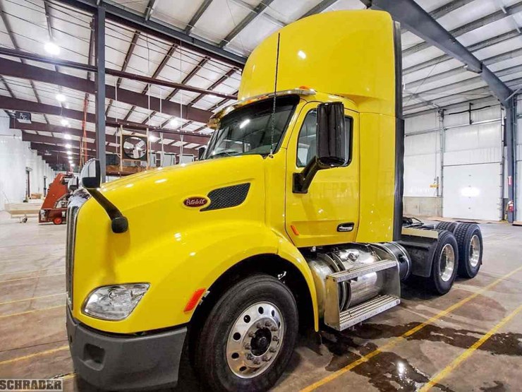 2017-peterbilt-579-image-1