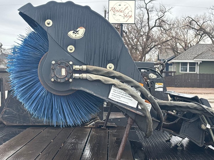 2011-bobcat-broom-image-3