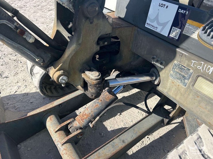 2011-bobcat-e50m-mini-excavator-image-14