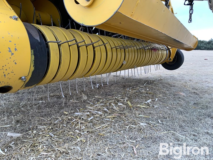 2013-new-holland-340-image-16