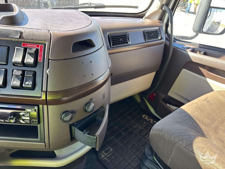 2016-volvo-vnl-t/a-sleeper-cab-truck-tractor-image-27