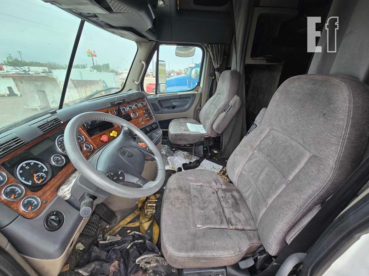 2016-freightliner-cascadia-125-image-12